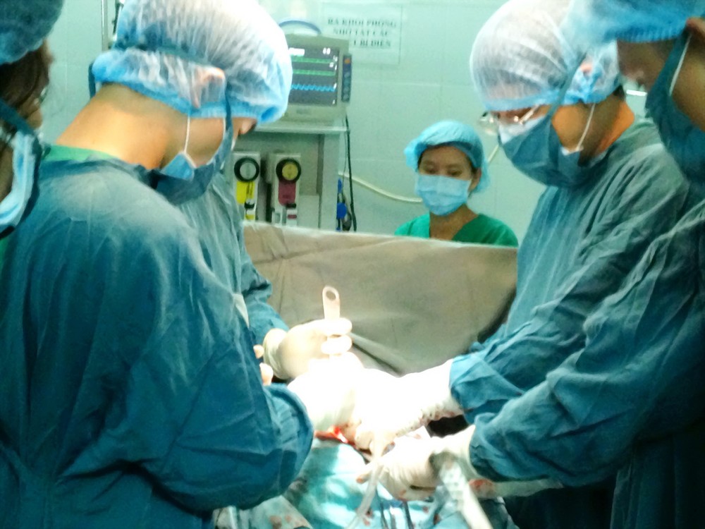 Surgeons perform an organ transplant (Photo: SGGP)